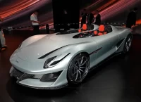 方程豹还有轿车？全新轿跑亮相，要和鸿蒙智行掰手腕！